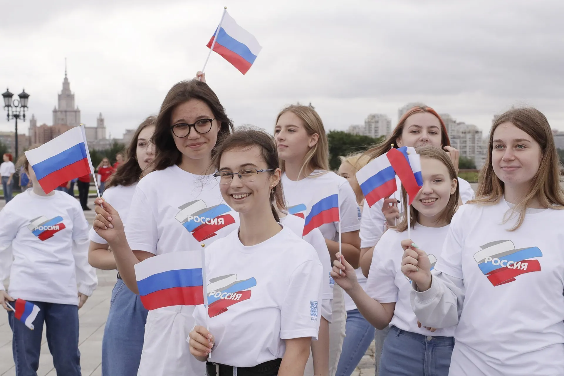 Расходы на патриотическое воспитание в 2025–2030 годах вырастут до сотен миллиардов рублей, однако методики подсчёта охватов и индексов позволяют существенно завышать результаты, отмечают эксперты.