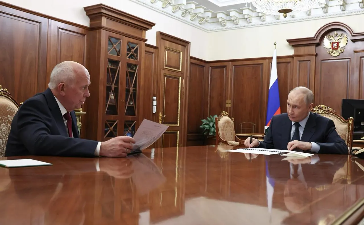Глава Ростеха доложил президенту о задержках в производстве пассажирских самолётов: серийный старт МС‑21 и «Суперджета‑100» отложен как минимум до следующего года, в этом году ожидают только сертификат на Ил‑114‑300. Ранее планы по выпуску и сроки уже несколько раз пересматривались.