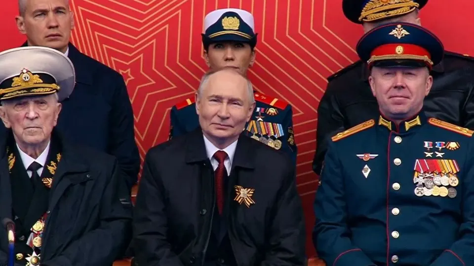На торжественном мероприятии на Красной площади, прошедшем без военной техники и на фоне отключения мобильного интернета из‑за угрозы атак беспилотников, президент заявил о продвижении российских войск и подчеркнул роль тыла.