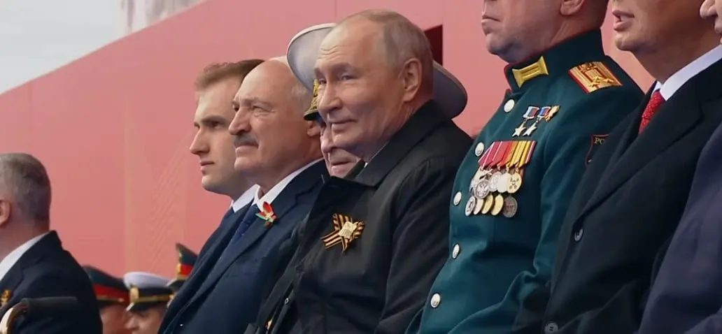 Владимир Путин и зарубежные лидеры прибыли на Красную площадь. Минобороны сообщает, что в этом году не будет военной техники, а суворовцы, нахимовцы и кадеты по оперативным причинам не примут участие; финальную часть парада продемонстрируют российские пилотажные группы.