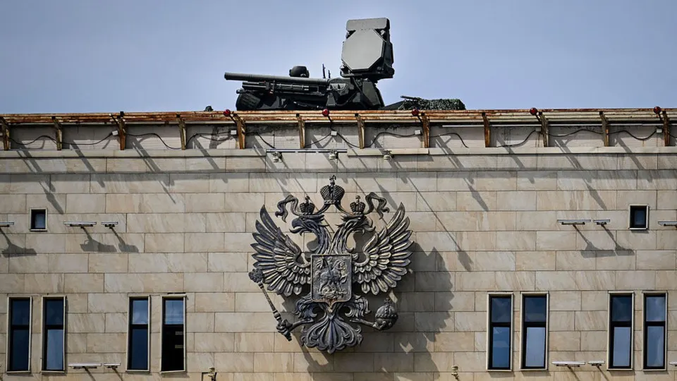 Из-за переброски средств ПВО для защиты парада в столице другие регионы остаются уязвимы. Командование беспилотников предупреждает о целенаправленных ударах по энергетическому сектору и военным объектам на периферии.