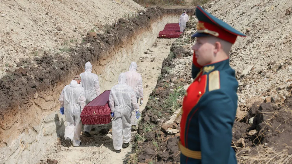 Анализ поимённых списков, реестра наследственных дел и судебной статистики даёт оценку минимум в 352 тыс. погибших российских военнослужащих с начала полномасштабного вторжения до конца 2025 года. Отмечается рост судебных признаний погибшими в 2024–2025 годах и дефицит пополнения личного состава.
