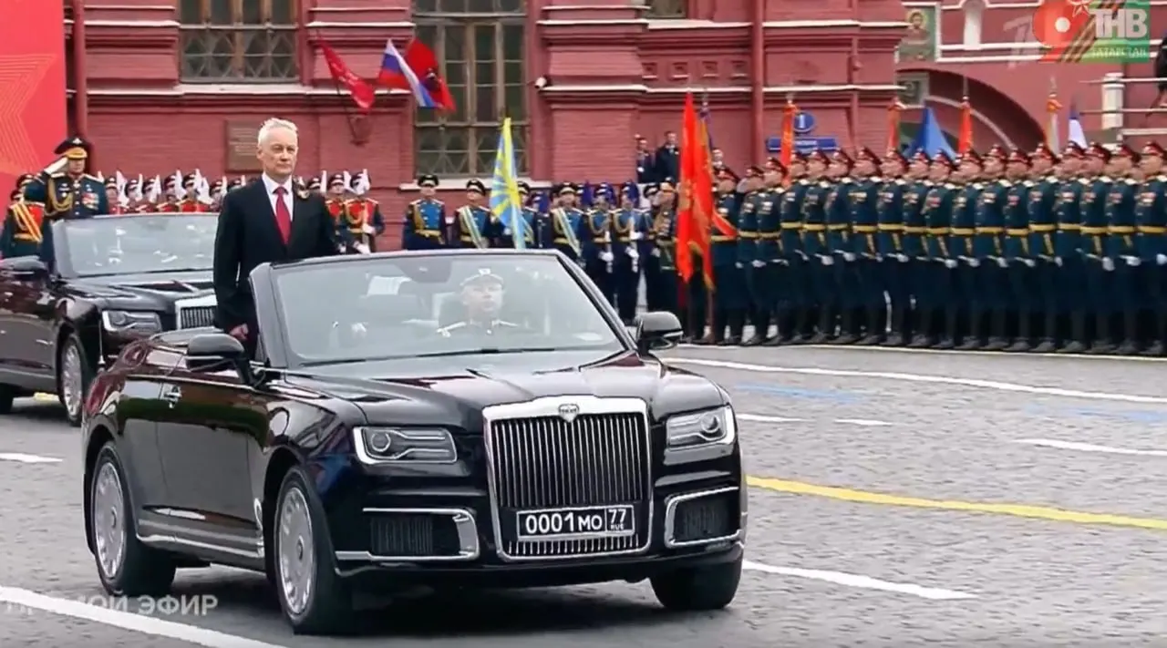 Министр обороны принял участие в смотре войск на автомобилях Aurus: один из кабриолетов собран в Москве, похожие модели выпускают в Елабуге.