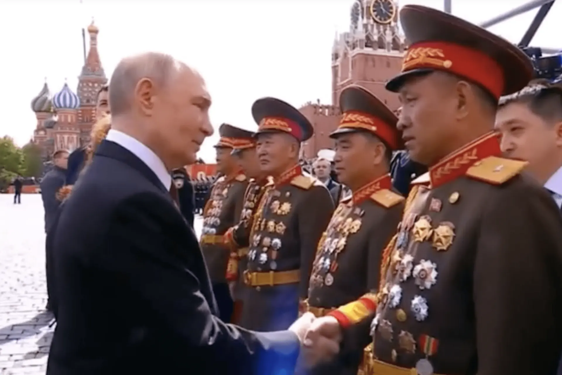 В декабре 2025 года в Пхеньяне прошла скрытая церемония вручения российских государственных наград северокорейским военным, участвовавшим в боевых действиях в Курской области — её подтверждают фотографии и экспонаты в мемориальном музее.