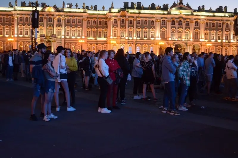 Ночь с 27 на 28 июня в Санкт-Петербурге пройдёт «Алые паруса» для около 66 тысяч выпускников. Правительство утвердило 300 приоритетных образовательных программ и увеличило число бюджетных мест. В Смоленске 26–28 июня пройдёт празднование Дня молодёжи.