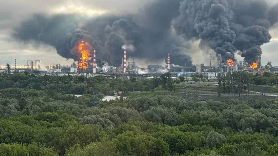 По данным осведомителей, западная разведка якобы поддерживает удары ВСУ по нефтеперерабатывающей инфраструктуре и военным целям в глубине России; аналитики отмечают серьёзное снижение объёмов переработки и риск топливного кризиса.