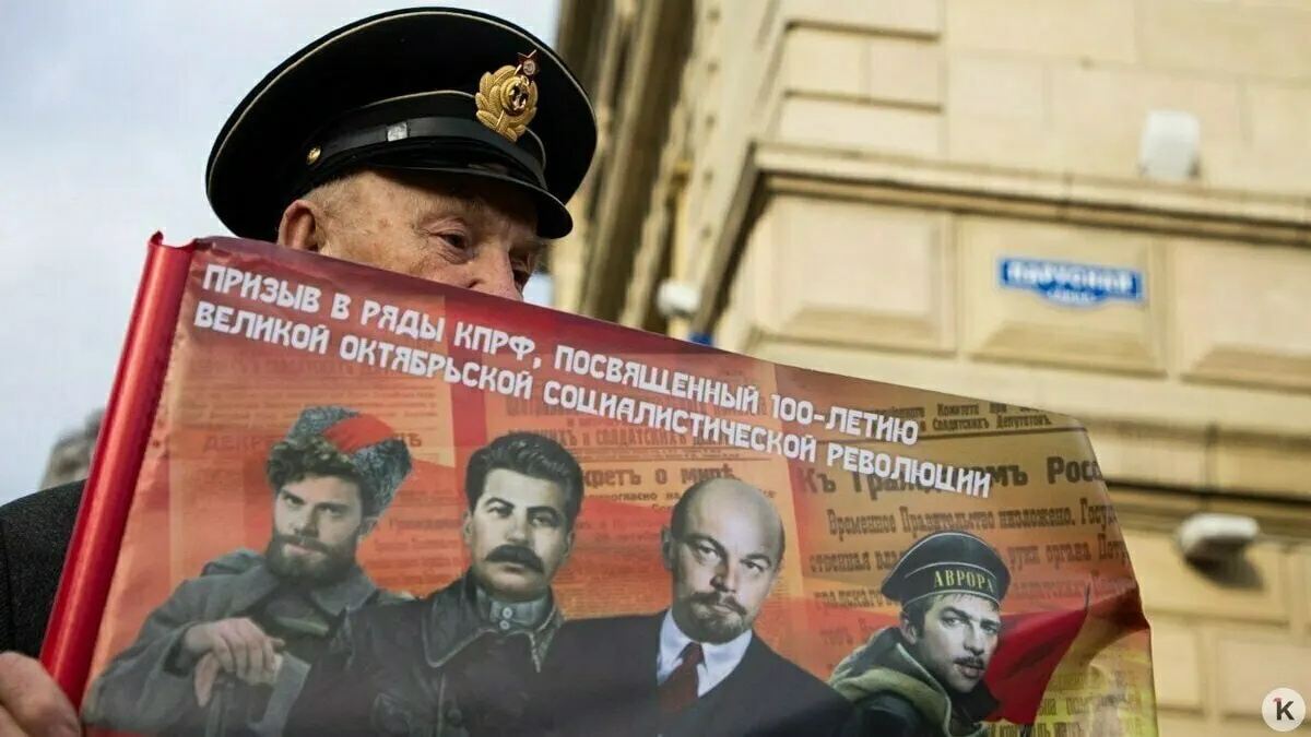 Новая норма 2026 года запрещает использовать в предвыборной агитации образы умерших — реальных и вымышленных, а также голоса, синтезированные искусственным интеллектом. Материалы, связанные с «иностранным агентом», должны сопровождаться соответствующей пометкой.