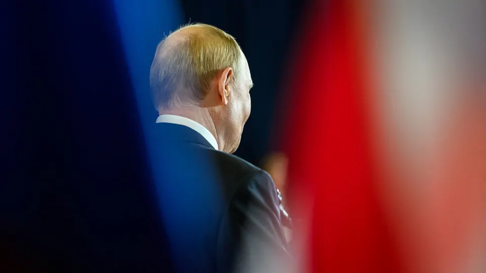 «Открытый» рейтинг доверия президента опустился до 29,5% в начале апреля, после чего публикация таких данных была приостановлена. Показатель одобрения деятельности остаётся выше (около 66%), но оба индикатора демонстрируют снижение и усиливают тревожность в обществе.