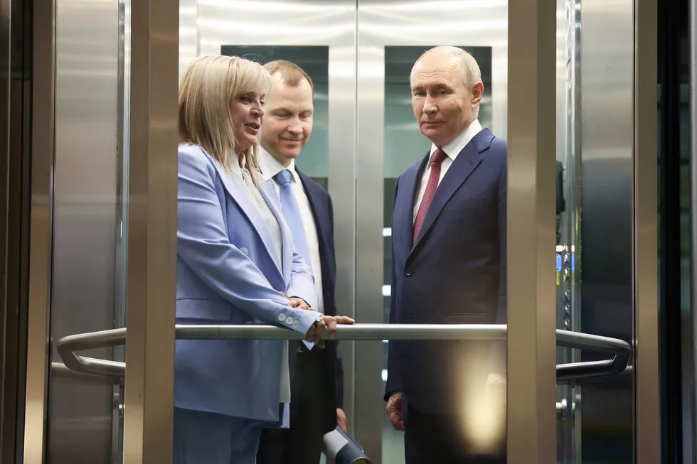 Руководители силовых структур, в том числе глава Росгвардии и представители спецслужб, лоббируют перенос или отмену думских выборов на фоне экономических проблем и падения рейтингов; в администрации это называют предметом обсуждений, решений нет.