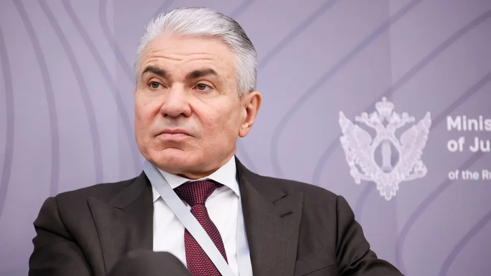 Замминистра юстиции призвал обязать крупные компании устанавливать в нейросетях «фильтры национальной безопасности», законодательно определить ответственность за их работу и ввести штрафы; ранее власти говорили о создании «суверенных» моделей ИИ, но бизнес указал на сложности.