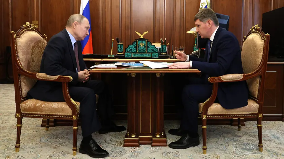 Президент потребовал от властей ускорить рост инвестиций, однако чиновники и эксперты указывают на бюджетную экономию, высокие ставки, утрату доверия бизнеса и другие факторы, которые сдерживают вложения.