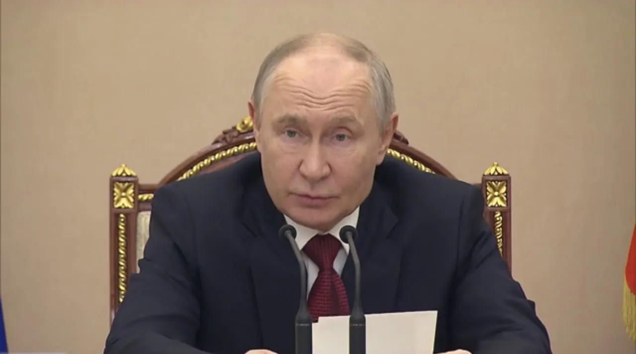 На совещании по снабжению топливом глава государства подтвердил наличие очередей на АЗС, сообщил о снижении запасов бензина и перечислил меры — от запрета экспорта до ускорения производства и сокращения ремонтов на НПЗ.
