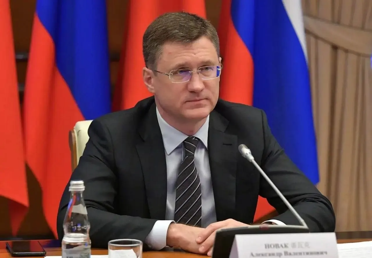 Власти утверждают, что запасов топлива хватает, логистику перераспределяют по регионам, а искусственный ажиотаж поднял спрос на 20–30%.