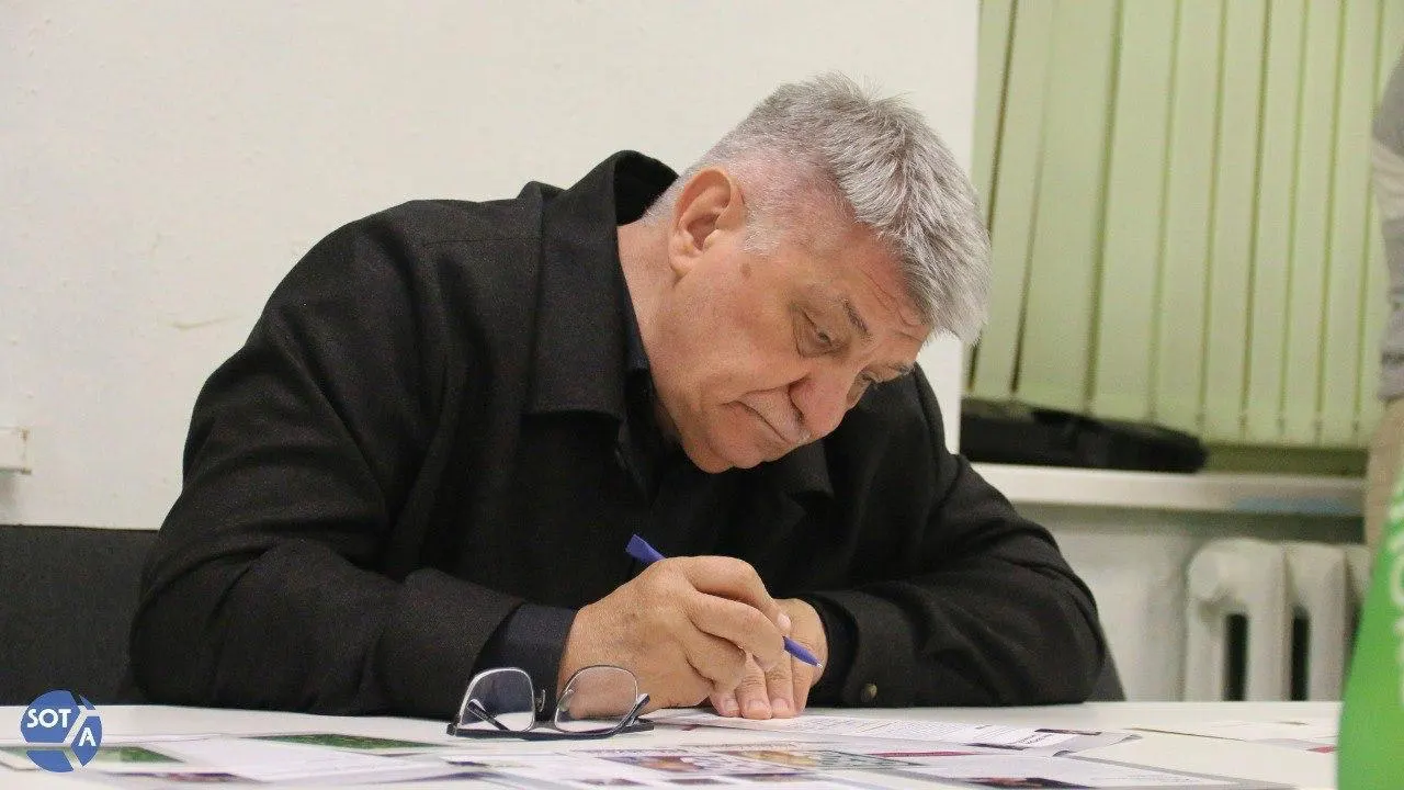 Президент направил режиссёрское поздравление Александру Сокурову с благодарностью за вклад в кинематограф. При этом в последние годы режиссёр фактически находится под негласным запретом: его фильмы не получают прокатных удостоверений, а в январе 2026 года он был исключён из Совета по развитию кинематографии.