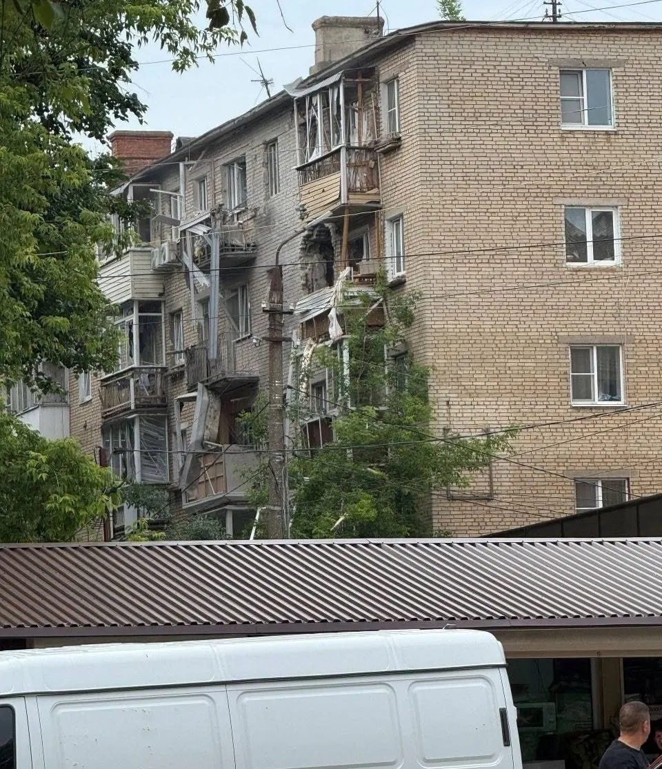 В Тульской области беспилотник врезался в многоэтажный дом в Щёкино — по предварительным данным пострадавших нет, жильцы эвакуированы. Минобороны сообщает о сотнях сбитых БПЛА за ночь, в Москве и аэропортах введены ограничения.