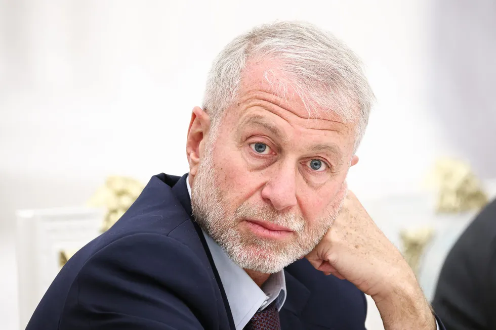 По сведениям нескольких источников, бизнесмен Роман Абрамович в мае посетил Киев и передал президенту Украины предложение о личной встрече с российским лидером; Кремль и представители предпринимателя не комментируют.