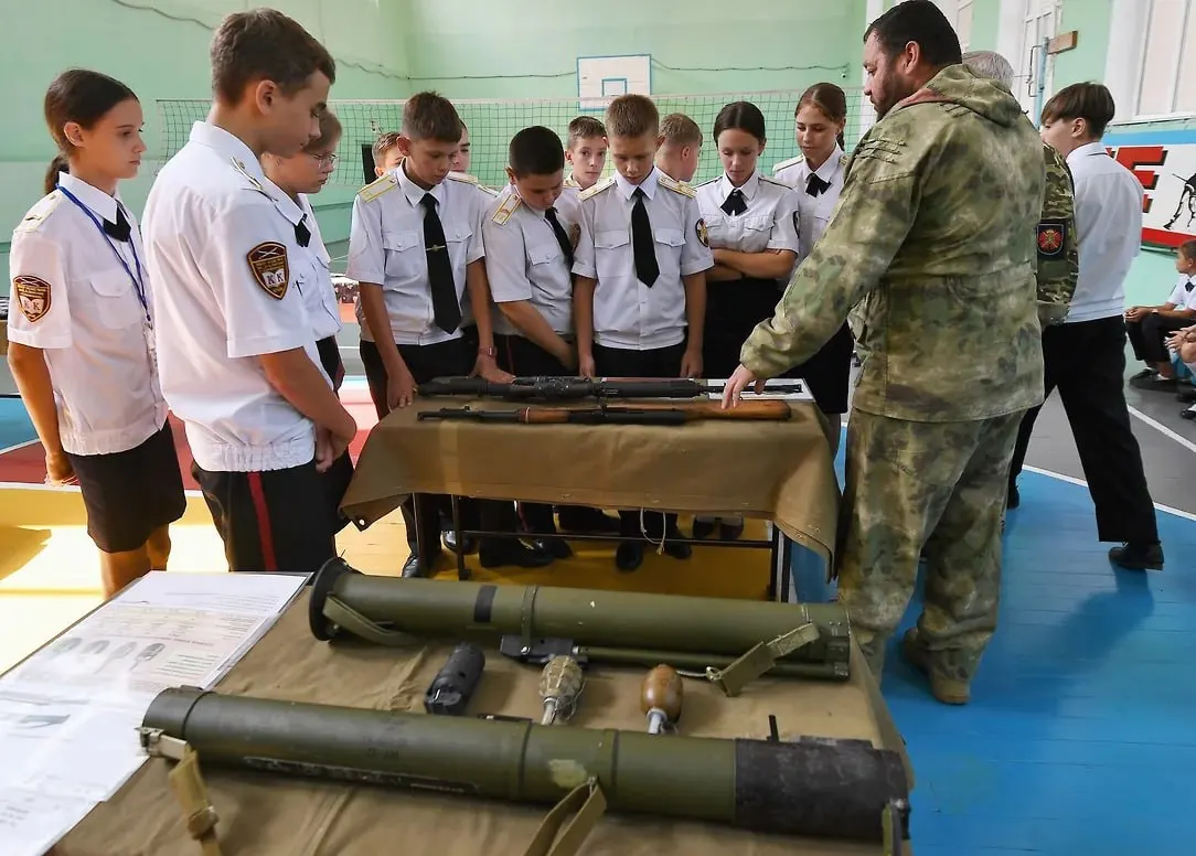Военно-историческое общество предложило вовлечь учащихся в сбор рассказов участников СВО и волонтёров — материал планируют использовать в школьных экспозициях и цифровом архиве; инициатива, по данным организации, получила поддержку Минобрнауки.