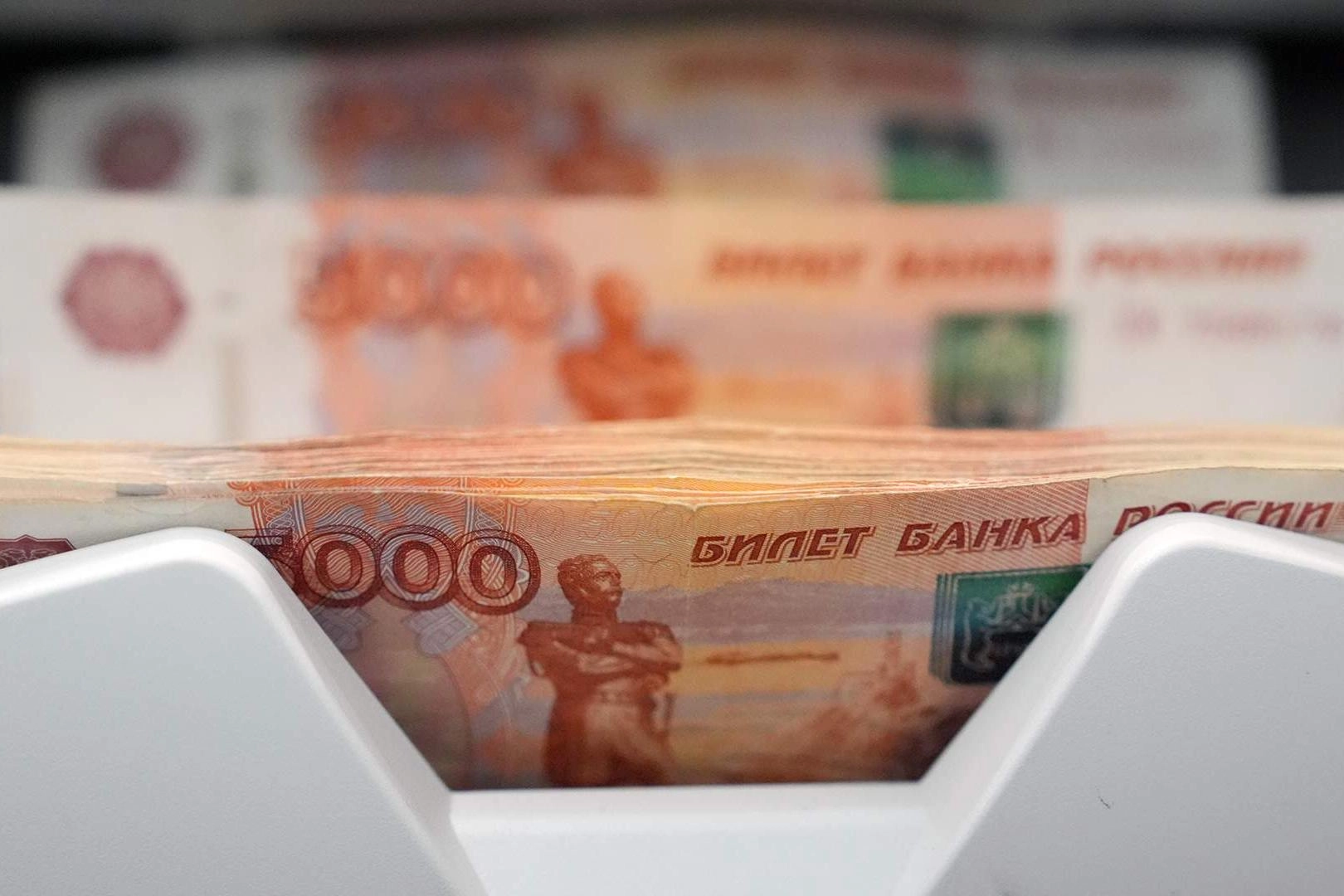 Поправки в Бюджетный кодекс дают правительству право наращивать расходы и привлекать больше средств на внутреннем рынке, сняв потолок внутреннего госдолга; дефицит федерального бюджета уже существенно превысил годовой план.