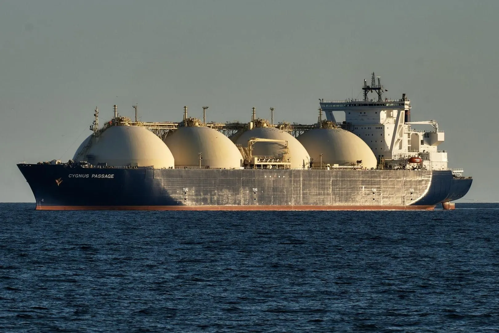 После решения о поэтапном отказе от российского газа в ЕС уточнили: европейским компаниям запрещено перепродавать импортный российский СПГ за границу. Это подрывает планы перенаправления поставок «Ямал СПГ» в Азию и создаёт риски для долгосрочных контрактов.