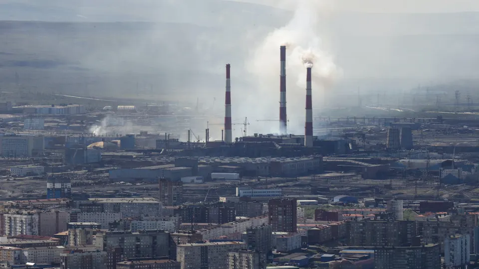 Минэкономразвития фиксирует снижение промышленного производства на 0,7% в годовом выражении: падение объясняют сокращением добычи и обвалом выпуска нефтепродуктов, при этом большинство отраслей находятся в рецессии.