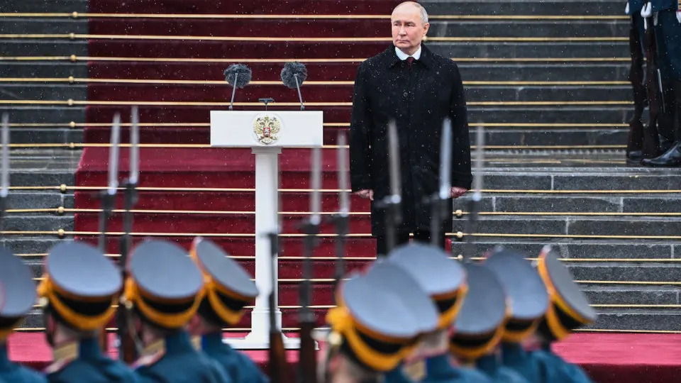 Военные траты в проекте бюджета на 2026 год могут вырасти примерно на 40% — до почти 18 трлн рублей, а с учётом силовых структур расходы способны подойти к половине всех расходов бюджета. Финансирование предложено покрыть секвестром, резервами и дополнительным долгом.