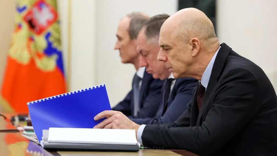 Индекс RGBI сильно упал, а доходности долгосрочных облигаций достигли годовых максимумов на фоне роста бюджетных расходов, инфляционных рисков и сдержанной политики Центробанка.