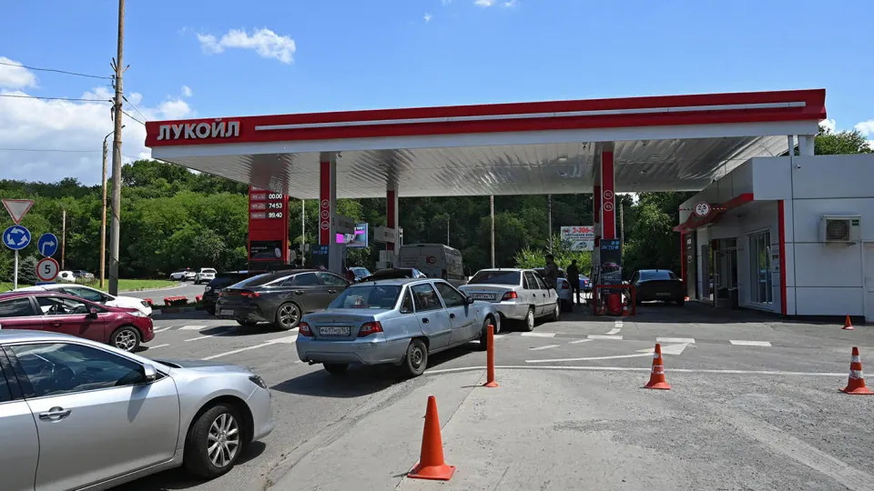 Цена белорусского АИ‑92 на поставку в Россию выросла на 6% за неделю и почти вдвое с начала мая. Ограниченные мощности НПЗ, биржевые лимиты и сложности с логистикой и расчетами затрудняют быстрое насыщение российского рынка.
