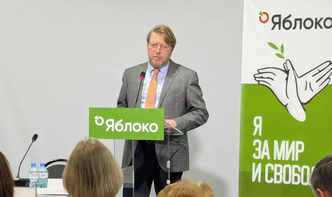 Суд оставил в силе решение о штрафе председателю «Яблока» Николаю Рыбакову за публикацию фотографии Алексея Навального; партия считает это политически мотивированной попыткой не допустить её кандидатов до выборов и намерена обжаловать постановление.