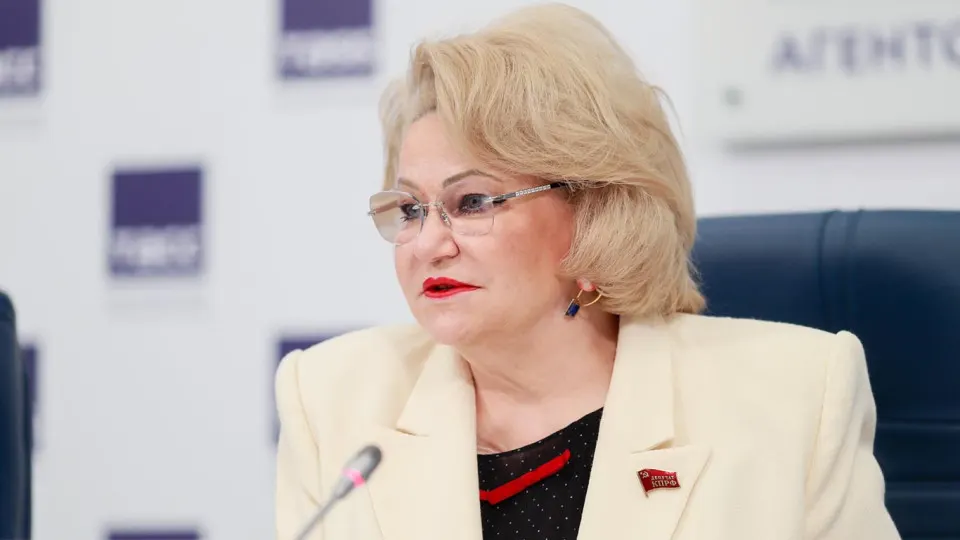 Глава думского комитета по защите семьи заявила, что власти скрывают масштаб повреждений нефтеперерабатывающих заводов, что уже сказывается на доставках топлива, урожае и поставках продуктов по стране.