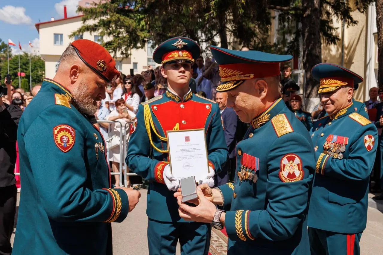 Начальнику Саратовского института войск национальной гвардии Александру Белоглазову вручили погоны генерал-лейтенанта — награду передал заместитель директора Росгвардии, генерал-полковник Анатолий Маликов.