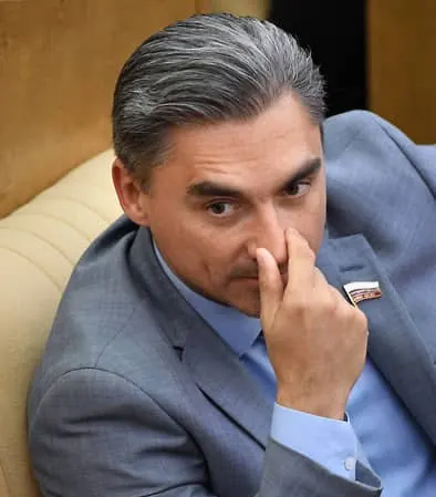 Депутат Андрей Свинцов заявил, что Telegram может продолжить работу в РФ при открытии представительства, переносе хранения персональных данных в Россию и сотрудничестве со спецслужбами. Россиянам рекомендовали воздержаться от финансовых операций внутри платформы. ФСБ предъявила Дурову заочное обвинение в содействии терроризму.