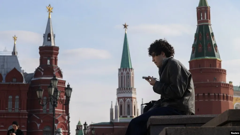 Законопроект предусматривает идентификацию детей в соцсетях и сокращение времени онлайн для несовершеннолетних, опираясь на зарубежный опыт жестких ограничений.