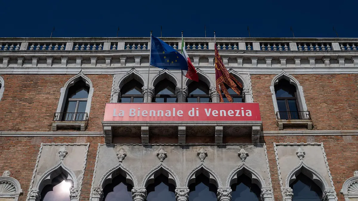 Еврокомиссия прекратила грантовое финансирование Венецианской биеннале современного искусства на сумму €2 млн, выразив политическое несогласие с участием официального российского павильона.
