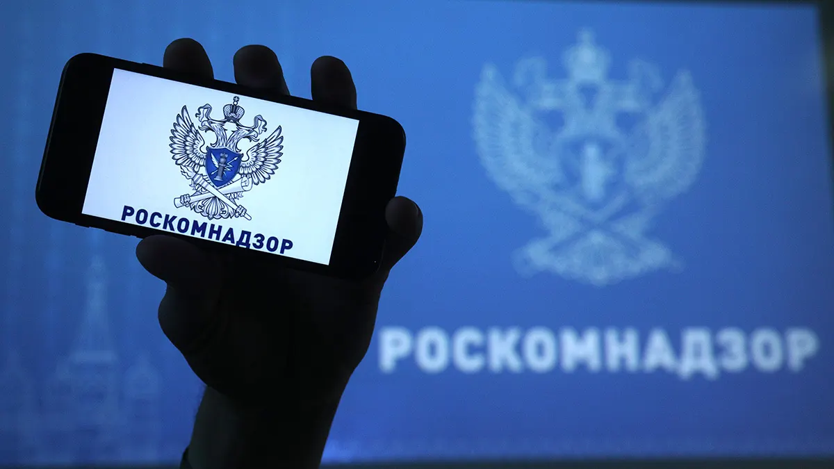 Ведомство объяснило блокировку наличием материалов с «пропагандой нетрадиционных сексуальных отношений». Редакция утверждает, что просит разъяснений и намерена продолжать работу внутри России.