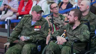 С июня 2023 года в России открыто более 2,7 тысячи специализированных кабинетов для психолого‑психиатрической помощи участникам боевых действий, а поддержку, по данным Минздрава, получили сотни тысяч человек.