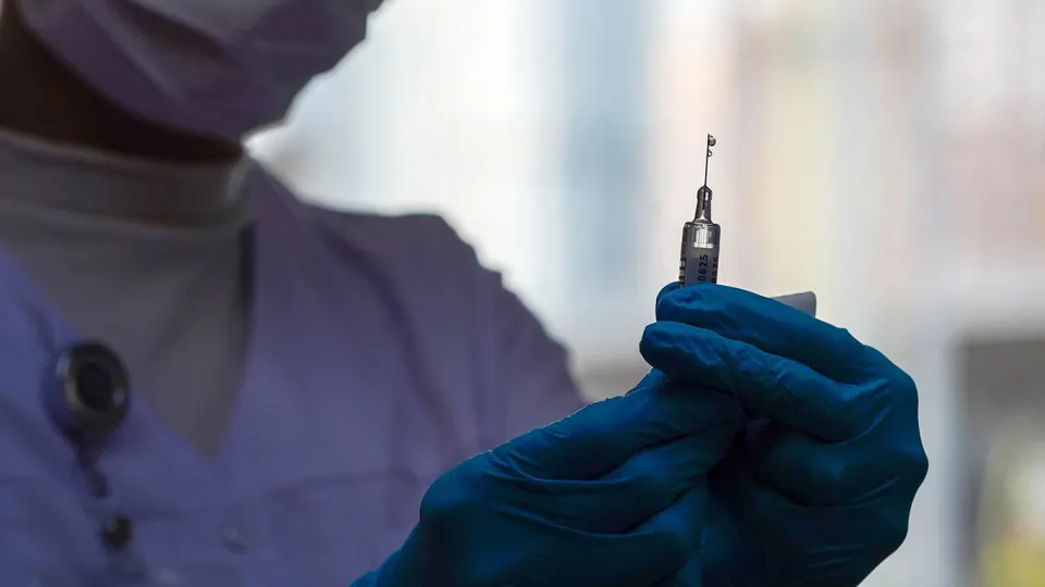 В российских научных центрах ведётся разработка генотерапевтического препарата, который должен замедлять клеточное старение за счёт блокировки рецептора RAGE, связанного с возрастными изменениями. Проект реализуется в рамках нацпроекта «Новые технологии сбережения здоровья».