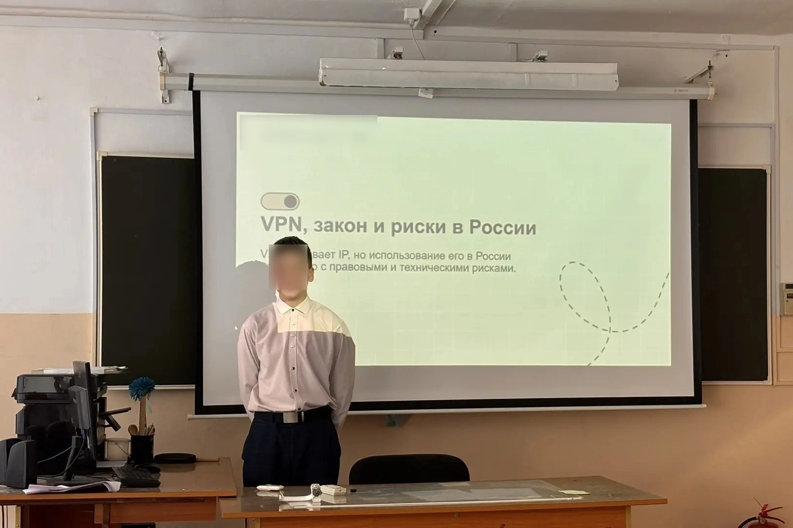 Школы в разных регионах России начали системно проводить уроки и беседы о рисках использования VPN, утечке персональных данных и возможных юридических последствиях онлайн-активности.