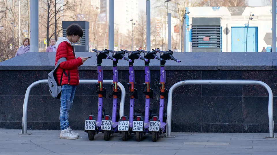 Столичный институт МАДИ предложил разрешить прокат электросамокатов в Москве исключительно через государственный мессенджер Max и использовать его для контроля поездок и нарушений ПДД.