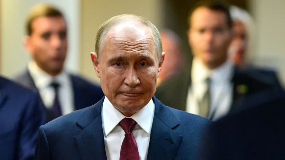 По данным ВЦИОМ, уровень одобрения деятельности Владимира Путина снижается седьмую неделю подряд и опустился до минимальных значений с 2018 года, что эксперты связывают с ужесточением контроля над интернетом и экономической стагнацией.