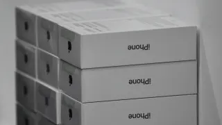 Российские продавцы электроники накопили крупные запасы флагманских смартфонов, которые не удаётся реализовать из-за снижения покупательной способности. Ритейлеры распродают устройства Apple и Samsung с существенными скидками и готовятся переключиться на более доступные модели, в первую очередь китайских брендов.