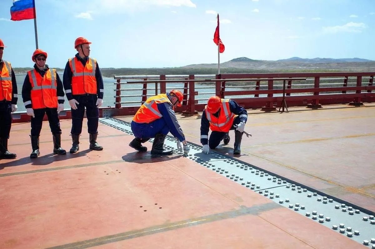 К 2026 году на границе России и КНДР планируют открыть первый прямой автодорожный мост через реку Туманная. Сооружение протяжённостью около пяти километров должно усилить торговые и транспортные связи между странами.