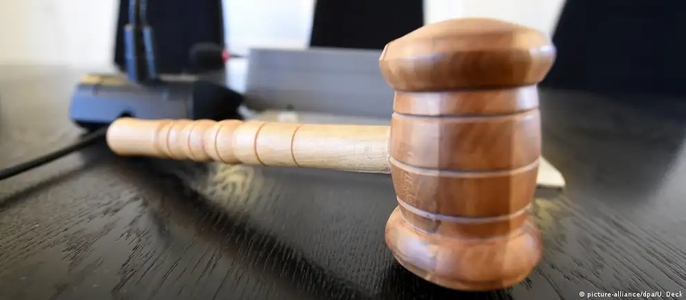 Советский районный суд Воронежа назначил 24‑летнему Роману Мальцеву год исправительных работ за демонстрацию запрещённой символики: следствие усмотрело на фото знак, связанный с так называемым «Международным движением сатанизма». Делу предшествовал рапорт сотрудников Центра «Э», а Верховный суд ранее признал такое движение экстремистским.