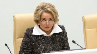 Спикер Совета Федерации Валентина Матвиенко заявила, что остановить вымирание России помогут переселение из мегаполисов в просторные дома по всей стране, большие семьи и благоустроенные дворы с клумбами, тогда как статистика Росстата фиксирует рекордно низкую рождаемость и устойчивое сокращение населения.