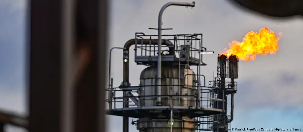 С мая 2026 года поставки казахстанской нефти по трубопроводу «Дружба» в Германию будут приостановлены. Это затронет крупный НПЗ в Шведте и может повлиять на цены и логистику поставок в регионе.