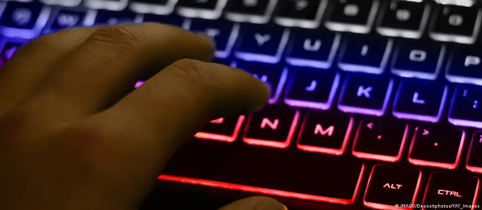 Минцифры разрабатывает меры по сбору платы за зарубежный трафик, к которому предложено приравнять использование VPN для доступа к запрещённым ресурсам; в первую очередь это затронет мобильные сети, операторы же могут вводить фильтрацию или повышать стоимость доступа.