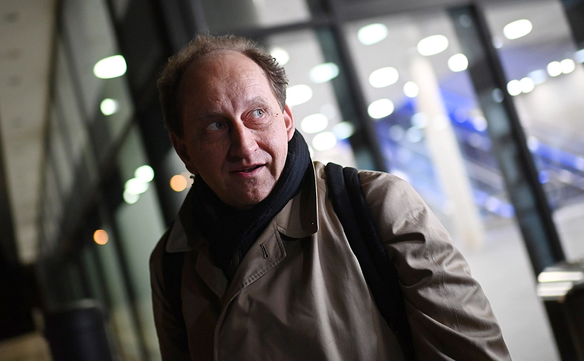 Москва направила послу Германии ноту протеста после встречи депутата ХДС с главой «ЧРИ» Ахмедом Закаевым. Ранее в Чечне признали организацию ЧРИ террористической; Закаев живёт в Великобритании, а против него, по имеющимся сведениям, готовили покушение.