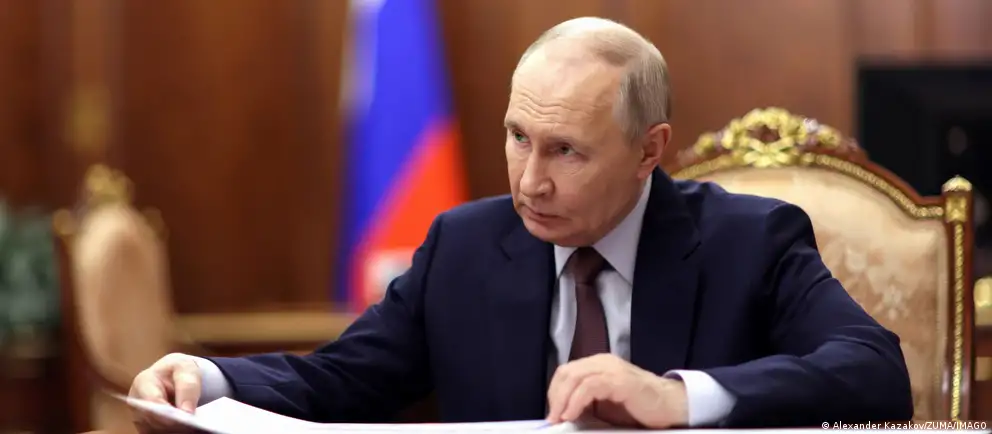 Президент России утвердил поправки к антикоррупционному законодательству: теперь госслужащие отчитываются об общем доходе семьи, освобождаются от раскрытия части добрачных доходов супругов, а сделки, совершённые до назначения на должность, не подпадают под контроль расходов.