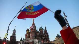 Просроченные долги российских компаний перед поставщиками и контрагентами выросли до рекордных 8,2 трлн рублей — это около 3,8% ВВП. Больше всего задолженность сконцентрирована в обрабатывающей промышленности и торговле, а рост неплатежей эксперты связывают с усилением налоговой нагрузки и сокращением бюджетных расходов.