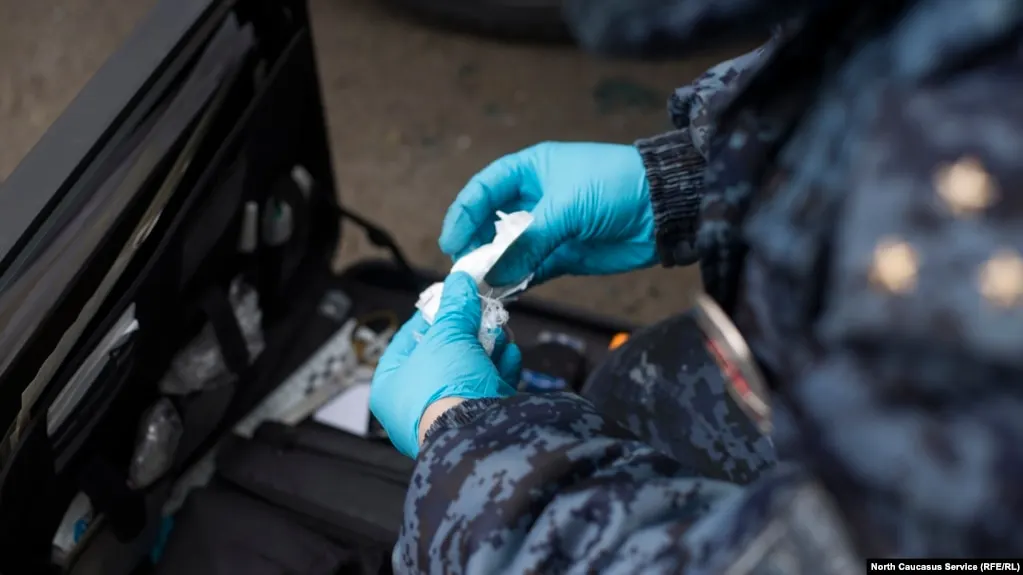 Кабинет министров согласен одобрить проект Верховного суда о расширении альтернатив лишению свободы и принудительном лечении для впервые осуждённых по ряду «наркотических» статей, если из документа исключат норму о сокращении максимальных сроков за хранение наркотиков в крупном и особо крупном размере.