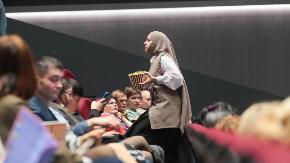 Ассоциация владельцев кинотеатров и крупнейшие прокатчики призвали с 30 апреля по 11 мая сосредоточиться на российских релизах и не показывать иностранные фильмы без прав и прокатных удостоверений.